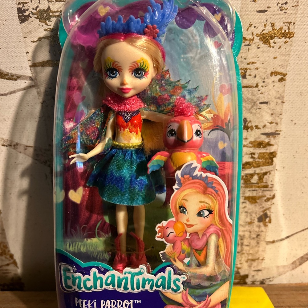 Mattel Enchantimals Peeki Parrot Doll with Pink and Orange Outfit